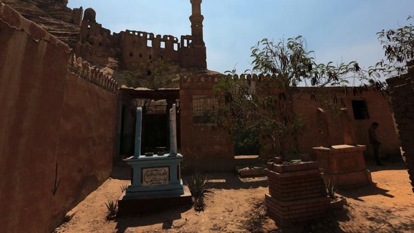 Penampakan luar Masjid Shaheen Al-Khilouti dari bawah gunung. Masjid itu muncul di belakang pemakaman yang diukir di gunung. Penampakan luar Masjid Shaheen Al-Khilouti dari bawah gunung. Masjid itu muncul di belakang pemakaman yang diukir di gunung.