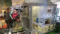 Pengunjung melihat beragam maket rumah yang ditawarkan.