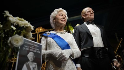 Melihat Patung Lilin Ratu Elizabeth II di Malaysia