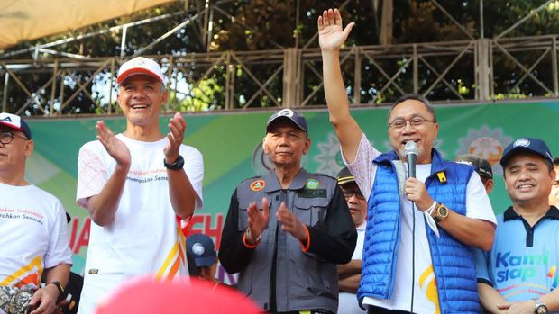 Zulkifli Hasan menghadiri kegiatan jalan sehat Pra Muktamar Muhammadiyah dan 'Aisyiyah ke 48 di Semarang Jawa Tengah. Zulhas jalan bareng Gubernur Jateng Ganjar Pranowo. Ada apa?