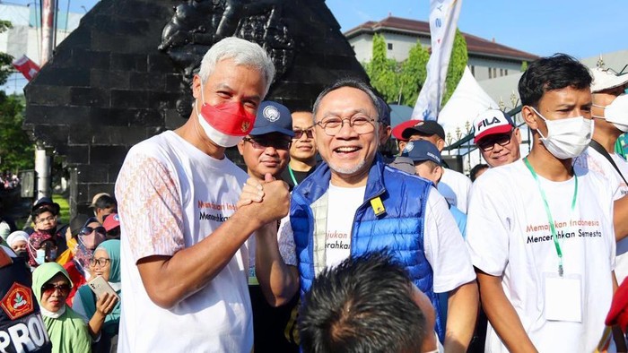 Zulkifli Hasan menghadiri kegiatan jalan sehat Pra Muktamar Muhammadiyah dan ‘Aisyiyah ke 48 di Semarang Jawa Tengah. Zulhas jalan bareng Gubernur Jateng Ganjar Pranowo. Ada apa?