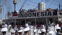 Warga Negara Indonesia (WNI) yang tinggal di Sydney menyaksikan penampilan tersebut dari atas kapal.