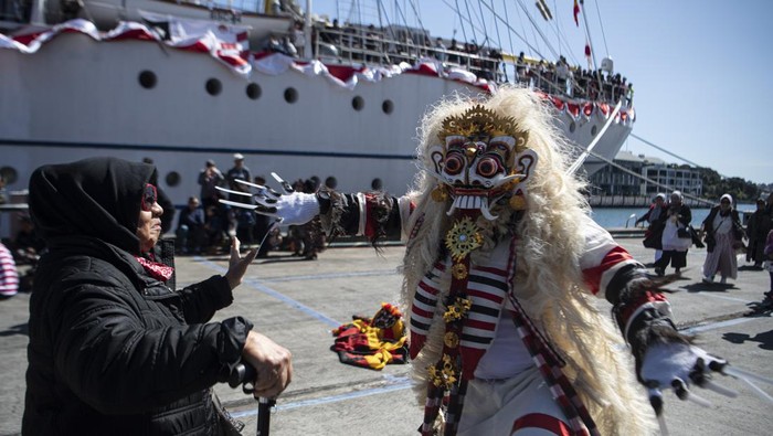 OPEN SHIP KRI BIMA SUCI DI SYDNEY Sejumlah taruna Akademi Angkatan Laut (AAL) Tingkat III Angkatan ke-69 menampilkan tarian tradisional papua diatas KRI Bima Suci-945 di Dermaga Royal Australian Naval Base HMAS Kuttabul Potts Point Sydney, New South Wales, Australia, Minggu (11/9/2022).