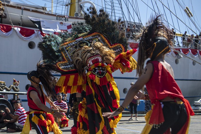 Sejumlah taruna Akademi Angkatan Laut (AAL) Tingkat III Angkatan ke-69 menampilkan tarian tradisional papua diatas KRI Bima Suci-945 di Dermaga Royal Australian Naval Base HMAS Kuttabul Potts Point Sydney, New South Wales, Australia, Minggu (11/9/2022). 