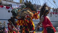Anggota KRI Bima Suci-945 menampilkan kesenian tradisional yaitu reog, saat Open Ship di Dermaga Royal Australian Naval Base HMAS Kuttabul Potts Point Sydney, New South Wales, Australia, Minggu (11/9/2022).