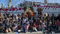 Usai menampilkan kesenian tradisional reog, Sejumlah awak KRI Bima Suci-945 berfoto bersama Warga Negara Indonesia (WNI) yang tinggal di Sydney, Australia dan Warga Negara Asing (WNA) Australia.