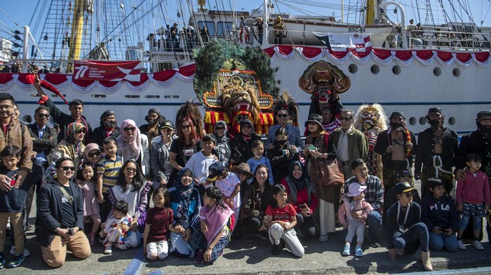 OPEN SHIP KRI BIMA SUCI DI SYDNEY Sejumlah taruna Akademi Angkatan Laut (AAL) Tingkat III Angkatan ke-69 menampilkan tarian tradisional papua diatas KRI Bima Suci-945 di Dermaga Royal Australian Naval Base HMAS Kuttabul Potts Point Sydney, New South Wales, Australia, Minggu (11/9/2022).