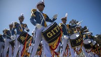 Sejumlah anggota Genderang Suling (GS) Gita Jala Taruna Akademi Angkatan Laut (AAL) Tingkat III Angkatan ke-69 tampil saat acara tersebut. Terlihat sejumlah warga Negara Indonesia (WNI) yang tinggal di Sydney menyaksikan penampilan tersebut dari atas kapal.