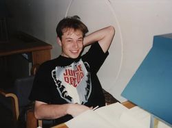 Potret Kemesraan Elon Musk dengan Cinta Pertamanya