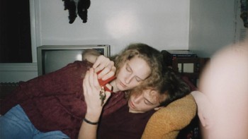 Ia mengabadikan foto-foto saat mereka dulu bersama. Foto: Philadelphia Inquirer