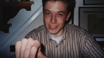 Pada waktu itu, mereka kuliah di Pennsylvania University. Elon adalah kakak tingkat Jennifer dan Elon bertugas untuk menyambut mahasiswa baru agar mereka nyaman di asrama.  Nah suatu hari, Elon mengetok pintu asrama Jennifer. Foto: The Sun