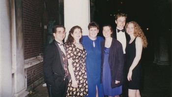 Hubungan mereka berakhir setelah Elon lulus dan pindah ke California. Elon rupanya tidak suka LDR. Selain itu, Elon semakin sibuk mengejar mimpinya menjadi entrepreneur dan menaklukkan Silicon Valley. Maka, mereka berpisah baik-baik. Foto: Philadelphia Inquirer