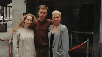 Ini saat mereka bertemu dengan ibu Elon Musk, Maye Musk. Foto: Philadelphia Inquirer