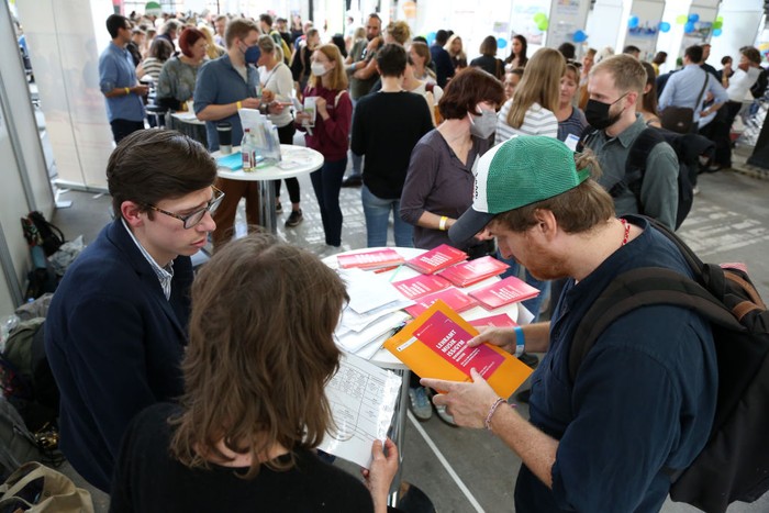 Pameran 'Berlin Day' di Jerman BERLIN, GERMANY - SEPTEMBER 10: Employees of Modeschule Berlin (Berlin Fashion School) attend the