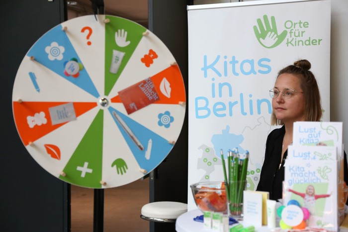 Pameran 'Berlin Day' di Jerman BERLIN, GERMANY - SEPTEMBER 10: Employees of Modeschule Berlin (Berlin Fashion School) attend the