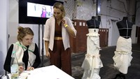 Seorang karyawan (Berlin Fashion School) Modeschule Berlin menghadiri pameran Berlin Day. Ia mengatakan bahwa acara tersebut merupakan pameran pekerjaan dan informasi terbesar di Jerman di bidang pendidikan.