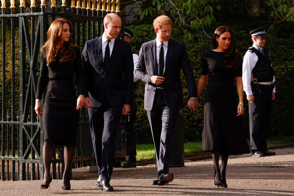 Pangeran Wales, William dan Putri Wales, Kate Middleton bersama Pangeran Harry beserta istrinya Meghan Markle berjalan di luar Kastil Windsor,  Inggris, Sabtu (10/9/2022). Pasangan itu berada di Inggris dalam kunjungan singkat ketika ratu Elizabeth, raja terlama di Inggris, meninggal pada hari Kamis (7/9/2022). (REUTERS/Andrew Couldridge)
