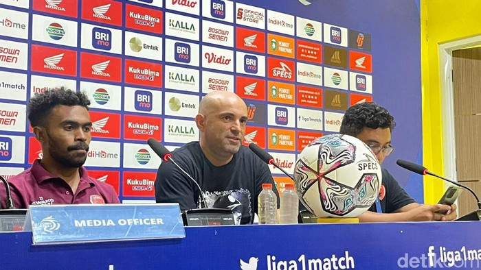 Pemain PSM Makassar Yakob Sayuri dan Bernardo Tavares usai laga melawan Persebaya Surabaya