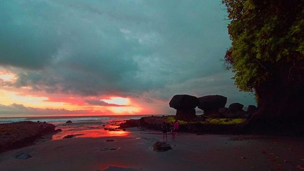 Pemandangan senja dari lorong batu bolong di Pantai Soan Galuh di Desa Adat Bonian, Desa Antap, Kecamatan Selemadeg, pada Sabtu (10/9/2022).
