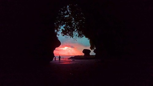 Pemandangan senja dari lorong batu bolong di Pantai Soan Galuh di Desa Adat Bonian, Desa Antap, Kecamatan Selemadeg, pada Sabtu (10/9/2022).