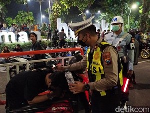 Pemuda di Surabaya Pilih Nangis Saat Ketahuan Bawa Miras