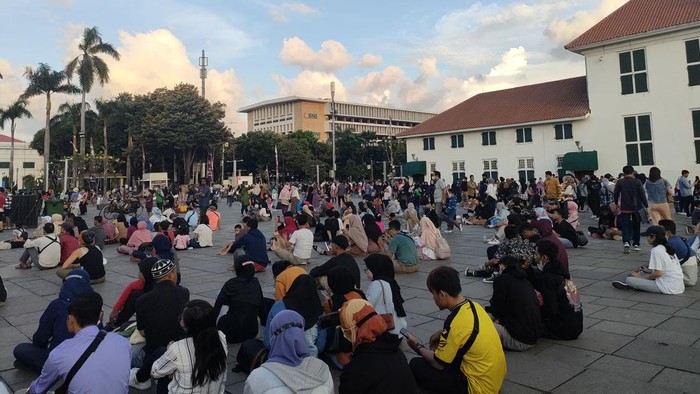 Pengunjung di Kota Tua yang kini beurbah nama jadi Batavia