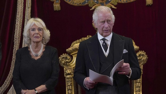 LONDON, ENGLAND - SEPTEMBER 10: Camilla, Queen Consort meets well-wishers as she returns to Clarence House from Buckingham Palace along the Mall during a impromptu walkabout following the death of Queen Elizabeth II on September 10, 2022 in London, United Kingdom. His Majesty The King is proclaimed at the Accession Council in the State Apartments of St Jamess Palace, London. The Accession Council, attended by Privy Councillors, is divided into two parts. In part I, the Privy Council, without The King present, proclaims the Sovereign and part II where The King holds the first meeting of His Majestys Privy Council. The Accession Council is followed by the first public reading of the Principal Proclamation read from the balcony overlooking Friary Court at St Jamess Palace. The Proclamation is read by the Garter King of Arms, accompanied by the Earl Marshal, other Officers of Arms and the Serjeants-at-Arms. (Photo by Victoria Jones - WPA Pool/Getty Images)