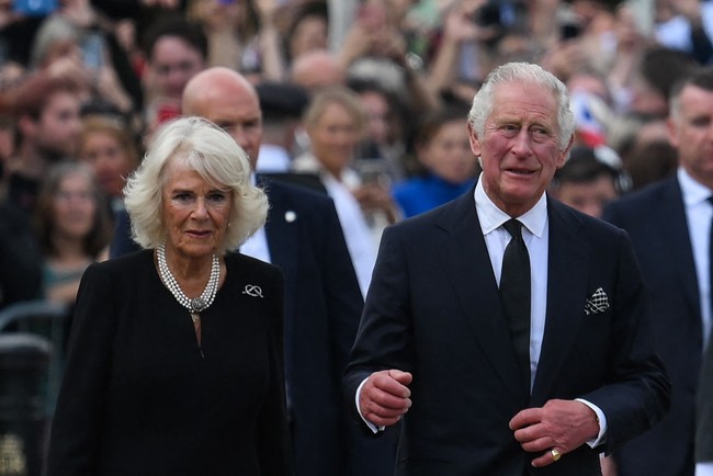 Seperti dikutip dari USA Today, saat menjalani tugas pertamanya sebagai permaisuri, Camilla memakai dress hitam yang timeless. Dia memadukannya dengan kalung mutiara dan bros berlian berbentuk simpul. Foto: Getty Images/WPA Pool