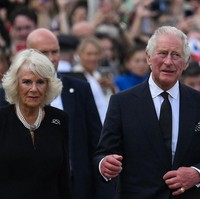 Seperti dikutip dari USA Today, saat menjalani tugas pertamanya sebagai permaisuri, Camilla memakai dress hitam yang timeless. Dia memadukannya dengan kalung mutiara dan bros berlian berbentuk simpul. Foto: Getty Images/WPA Pool