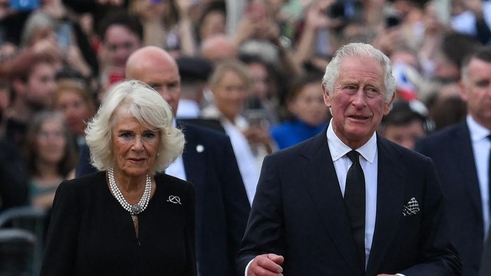 LONDON, ENGLAND - SEPTEMBER 10: Camilla, Queen Consort meets well-wishers as she returns to Clarence House from Buckingham Palace along the Mall during a impromptu walkabout following the death of Queen Elizabeth II on September 10, 2022 in London, United Kingdom. His Majesty The King is proclaimed at the Accession Council in the State Apartments of St Jamess Palace, London. The Accession Council, attended by Privy Councillors, is divided into two parts. In part I, the Privy Council, without The King present, proclaims the Sovereign and part II where The King holds the first meeting of His Majestys Privy Council. The Accession Council is followed by the first public reading of the Principal Proclamation read from the balcony overlooking Friary Court at St Jamess Palace. The Proclamation is read by the Garter King of Arms, accompanied by the Earl Marshal, other Officers of Arms and the Serjeants-at-Arms. (Photo by Victoria Jones - WPA Pool/Getty Images)