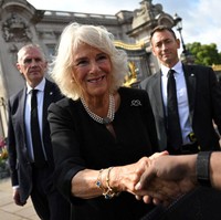 Bros berlian bentuk simpul yang dipakai Camilla saat menjalani tugas pertama sebagai permaisuri ini memiliki simbol ikatan cinta dan komitmen yang tidak terputus. Foto: Getty Images/WPA Pool