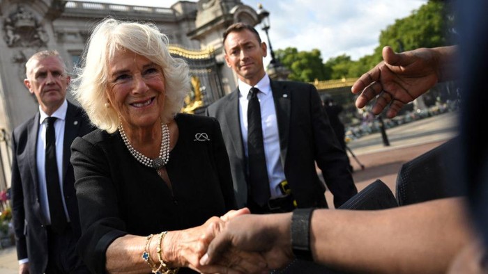 LONDON, ENGLAND - SEPTEMBER 10: Camilla, Queen Consort meets well-wishers as she returns to Clarence House from Buckingham Palace along the Mall during a impromptu walkabout following the death of Queen Elizabeth II on September 10, 2022 in London, United Kingdom. His Majesty The King is proclaimed at the Accession Council in the State Apartments of St Jamess Palace, London. The Accession Council, attended by Privy Councillors, is divided into two parts. In part I, the Privy Council, without The King present, proclaims the Sovereign and part II where The King holds the first meeting of His Majestys Privy Council. The Accession Council is followed by the first public reading of the Principal Proclamation read from the balcony overlooking Friary Court at St Jamess Palace. The Proclamation is read by the Garter King of Arms, accompanied by the Earl Marshal, other Officers of Arms and the Serjeants-at-Arms. (Photo by Victoria Jones - WPA Pool/Getty Images)