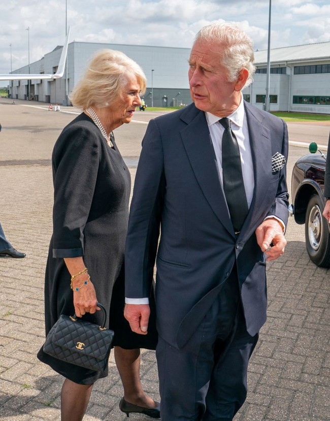 Permaisuri Camilla ikut mendampingi Raja Charles III kembali ke London, Inggris setelah mendampingi Ratu Elizabeth II hingga akhir hayatnya di Istana Balmoral, Skotlandia. Tiba di RAF Northolt pada 9 September 2022, Camilla tampak memakai busana serba hitam serta tas hitam dari Chanel. Foto: Getty Images/WPA Pool