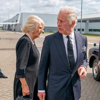 Permaisuri Camilla ikut mendampingi Raja Charles III kembali ke London, Inggris setelah mendampingi Ratu Elizabeth II hingga akhir hayatnya di Istana Balmoral, Skotlandia. Tiba di RAF Northolt pada 9 September 2022, Camilla tampak memakai busana serba hitam serta tas hitam dari Chanel. Foto: Getty Images/WPA Pool