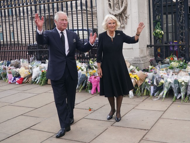 Camilla mendampingi Raja Charles III menyapa masyarakat yang berkumpul di Istana Buckingham. Camilla dinikahi Raja Charles pada 2015. Foto: Getty Images/WPA Pool