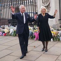 Camilla mendampingi Raja Charles III menyapa masyarakat yang berkumpul di Istana Buckingham. Camilla dinikahi Raja Charles pada 2015. Foto: Getty Images/WPA Pool