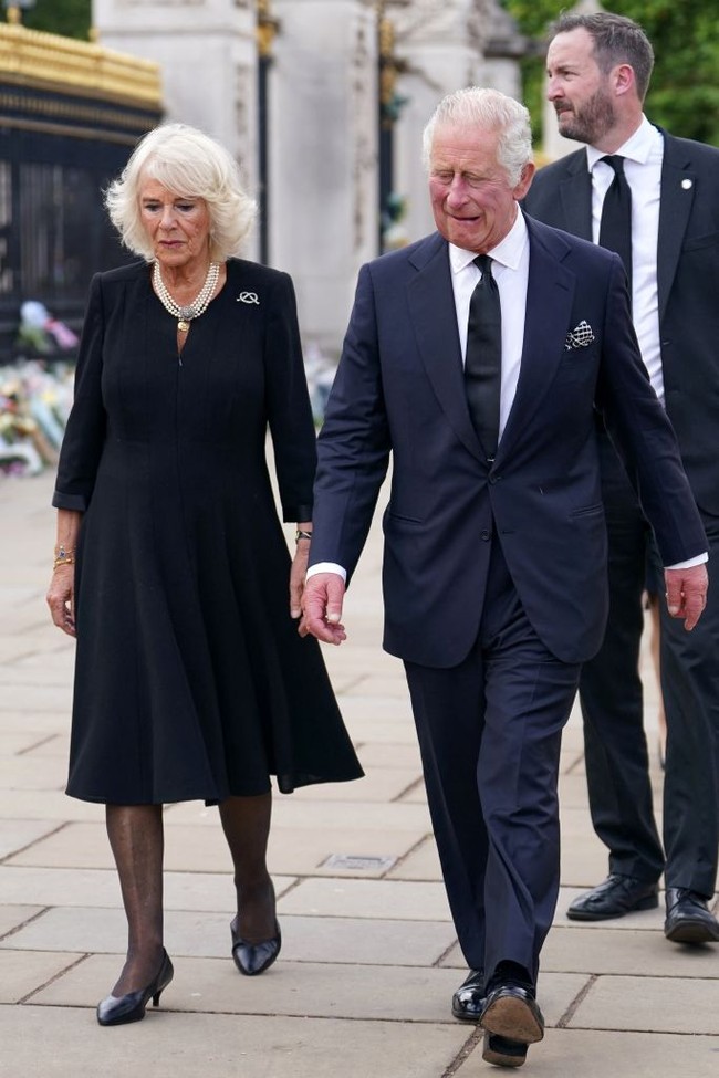Camilla dinilai menjadi penghancur hubungan rumah tangga Raja Charles dan Putri Diana karena kebersamaan mereka yang bahkan tidak ditutupi. Dalam sebuah wawancara, Putri Diana terang-terangan menyebut bahwa di pernikahannya terdiri dari tiga orang. Foto: Getty Images/WPA Pool