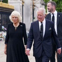 Camilla dinilai menjadi penghancur hubungan rumah tangga Raja Charles dan Putri Diana karena kebersamaan mereka yang bahkan tidak ditutupi. Dalam sebuah wawancara, Putri Diana terang-terangan menyebut bahwa di pernikahannya terdiri dari tiga orang. Foto: Getty Images/WPA Pool