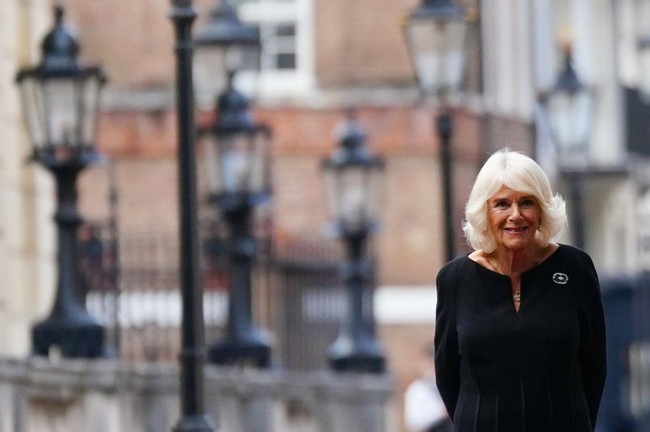 Sedangkan seperti dikutip dari Page Six, tidak sedikit orang menduga bros simpul yang dipakai Camilla ini memiliki pesan untuk Pangeran Harry dan William. Mereka diharapkan bersatu tidak ada lagi pertengkaran di momen meninggalnya Ratu Elizabeth II. Foto: Getty Images/WPA Pool