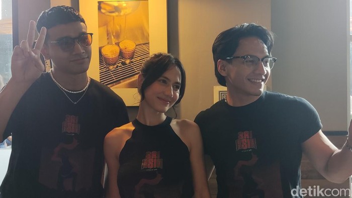 Pevita Pearce, Jefri Nichol dan Fadly Faisal saat sesi meet and greet bareng fans Sri Asih di JCM, Minggu (11/9/2022).