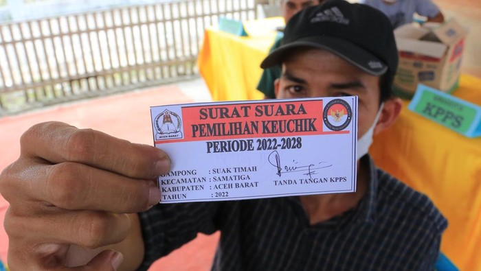 Warga menunjukkan tinta di jari telunjukbnya seusai memberikan hak pilihnya pada Pemilihan Keuchik Langsung (Pilchiksung) atau Pemilihan Kepala Desa (Pilkades) serentak di Desa Suak Timah, Samatiga, Aceh Barat, Aceh, Minggu (11/9/2022). Sebanyak 290 desa dari 12 kecamatan di Kabupaten Aceh Barat melaksanakan pemilihan kepala desa periode 2022-2028 secara serentak. ANTARA FOTO/Syifa Yulinnas/YU
