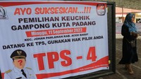 Warga mengambil surat suara sebelum menggunakan hak pilihnya saat Pemilihan Keuchik Langsung (Pilchiksung) atau Pemilihan Kepala Desa (Pilkades) serentak di Desa Kuta Padang, Johan Pahlawan, Aceh Barat, Aceh, Minggu (11/9/2022).