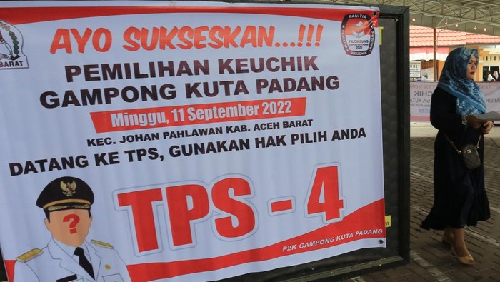 PILKADES SERENTAK DI ACEH BARAT Warga menunjukkan tinta di jari telunjukbnya seusai memberikan hak pilihnya pada Pemilihan Keuchik Langsung (Pilchiksung) atau Pemilihan Kepala Desa (Pilkades) serentak di Desa Suak Timah, Samatiga, Aceh Barat, Aceh, Minggu (11/9/2022). Sebanyak 290 desa dari 12 kecamatan di Kabupaten Aceh Barat melaksanakan pemilihan kepala desa periode 2022-2028 secara serentak. ANTARA FOTO/Syifa Yulinnas/YU