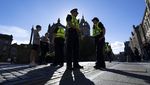 Momen Polisi dan Warga Menanti Iringan Jenazah Ratu Elizabeth II
