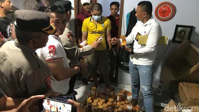Polisi memeriksa rumah kontrakan yang digunakan untuk produksi obat palsu di Rembang, Minggu (11/9/2022).