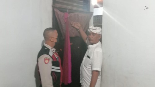 Polisi menunjukkan lokasi gantung diri seorang mahasiswi di Mataram.
