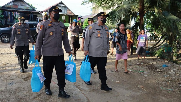 Polres Berau membagikan bansos kepada masyarakat terdampak kenaikan harga BBM.