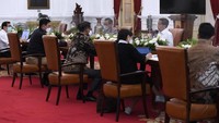 Hal ini disampaikan Jokowi saat memimpin rapat bersama jajarannya yang digelar di Istana Merdeka, Jakarta, pada Jumat, (9/9/2022). Rapat ini secara khusus membahas mengenai visa on arrival (VoA) dan Kartu Izin Tinggal Terbatas (Kitas).Jadi yang kita lihat dan disampaikan ke saya, banyak, baik dari investor, baik mengenai turis, baik mengenai orang yang ingin dapat kitas izin tinggal, auranya yang saya rasakan itu, imigrasi ini masih mengatur dan mengontrol. Sehingga apa? Akhirnya apa? Menyulitkan. Ini yang diubah total, harus. Yang seharusnya auranya adalah memudahkan dan melayani. Harus berubah total. Kalau kita ingin investasi datang, turis datang, harus diubah, ujar Jokowi. (Foto: Biro Pers Sekretariat Presiden)