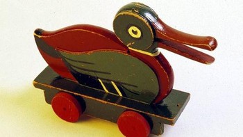 Lego berdiri tahun 1932. Produk pertamanya adalah bebek mainan kayu. Sekarang identik dengan produsen mainan balok susun. Foto: (Twitter)