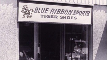 Nike berdiri tahun 1964, dulu namanya Blue Ribbon Sports. Barang pertama yang dijual adalah sepatu olahraga impor dari Jepang, merk Onitsuka Tiger. Foto: (Twitter)